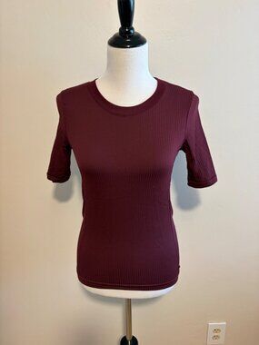 Athleta Burgundy Ribbed Short Sleeve Crewneck Top S Polyester Nylon Blend